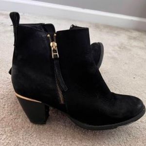 Steve Madden black Booties // Size 9 💕 Gold zipper / gold detail on back